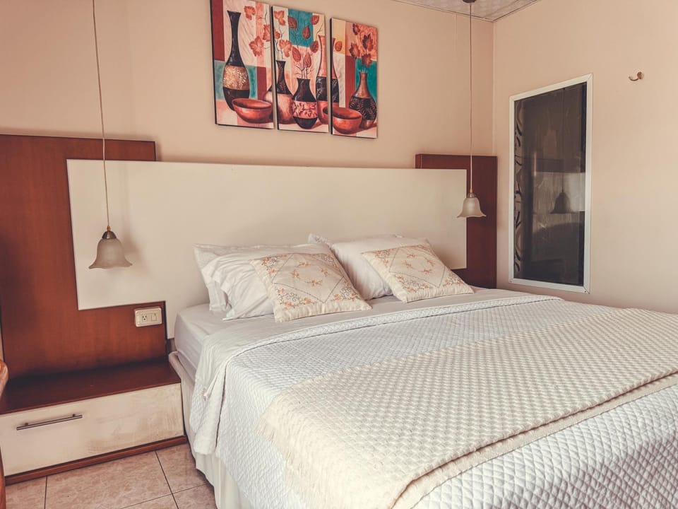 Golden Hotel Bed and Breakfast in Manabí Province