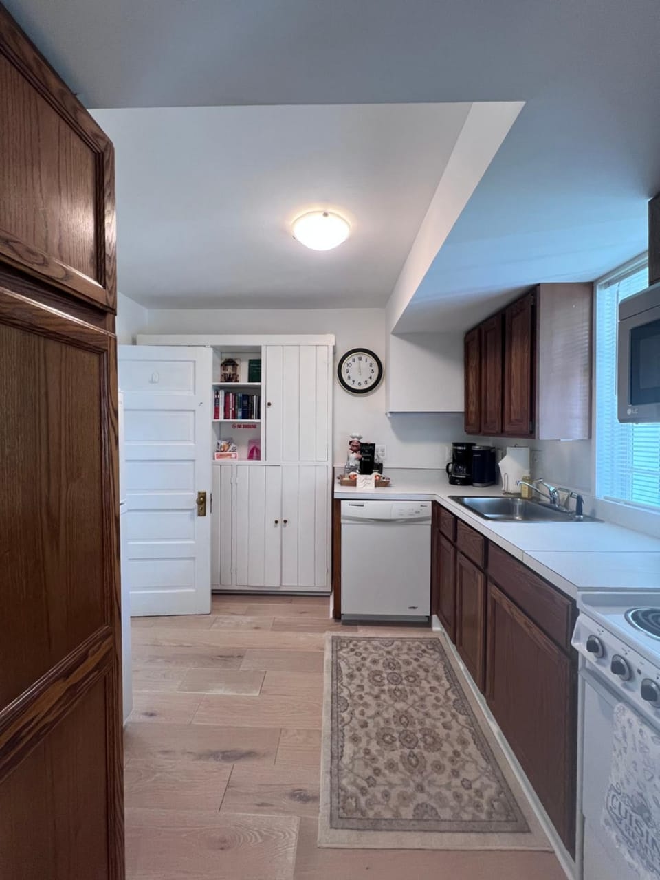Kitchen or kitchenette, dishwasher, oven, toaster