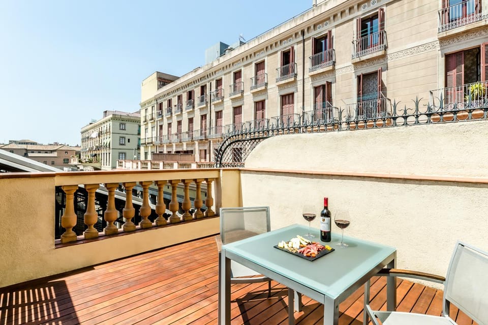 View (from property/room), Balcony/Terrace, Photo of the whole room, Decorative detail, City view