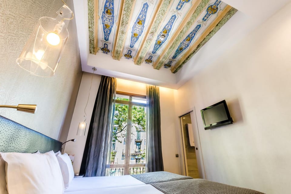 Bed, Photo of the whole room, Decorative detail, Bedroom, City view, Landmark view