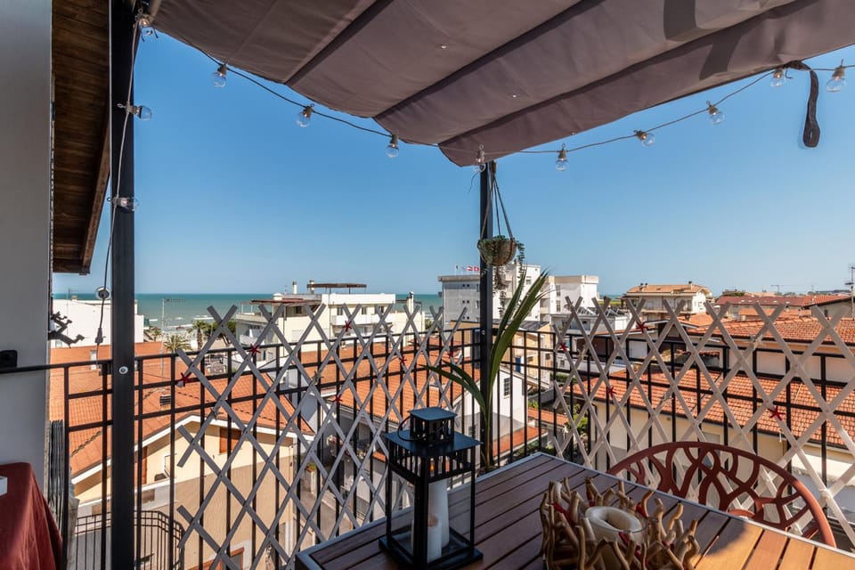 View (from property/room), Balcony/Terrace, Dining area, City view, Sea view