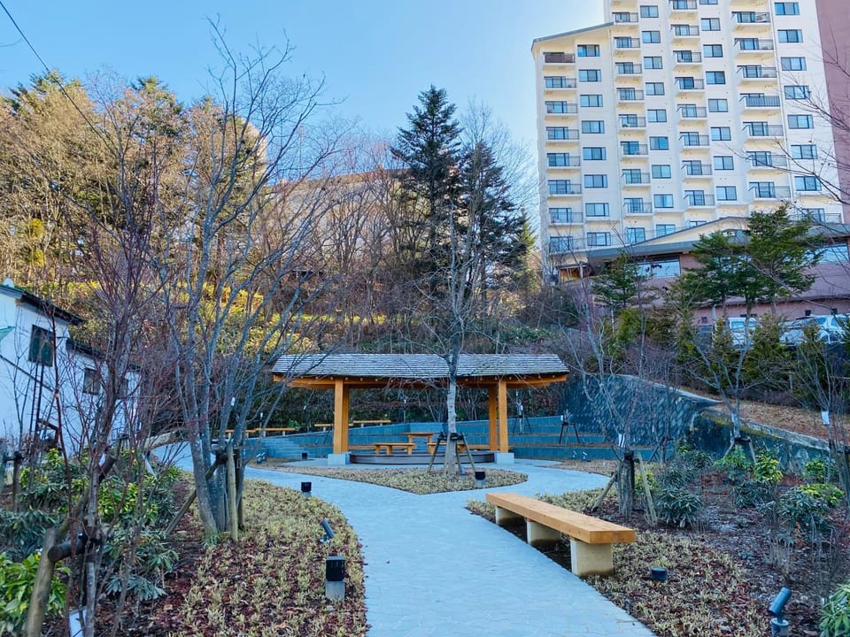 Nearby landmark, Off site, Neighbourhood