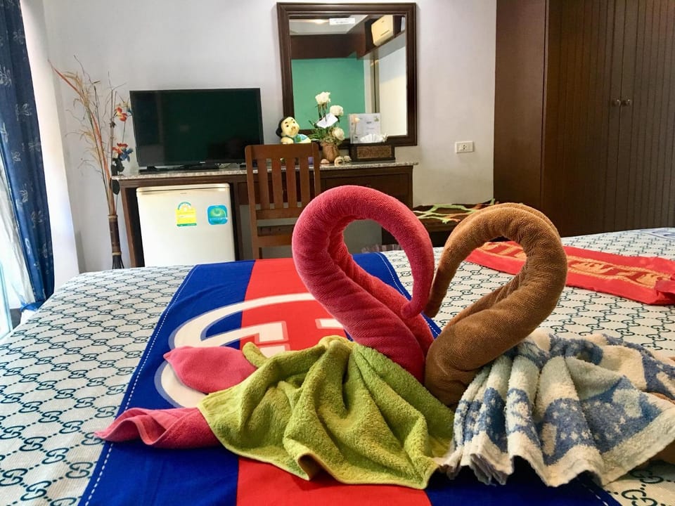 Bed, Photo of the whole room, Decorative detail, Bedroom, Sunrise