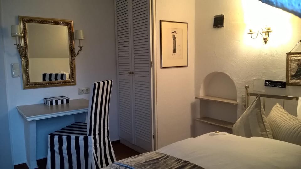 DAS KLEINE HOTEL IPHOFEN, klimatisierte Zimmer- 55" TV, TV mirroring, kleines Secret mit Garten & Terrassen, nahe aller VDP Weingüter, Hunde willkommen, fine dining, nahe KNAUF GIPS KG und KNAUF IT ConneKT Hotel in Baden-Württemberg