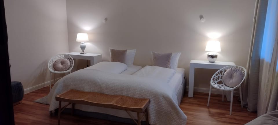 DAS KLEINE HOTEL IPHOFEN, klimatisierte Zimmer- 55" TV, TV mirroring, kleines Secret mit Garten & Terrassen, nahe aller VDP Weingüter, Hunde willkommen, fine dining, nahe KNAUF GIPS KG und KNAUF IT ConneKT Hotel in Baden-Württemberg