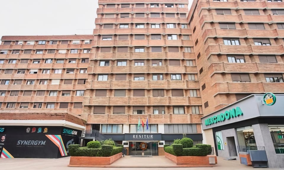 Facade/entrance, Lobby or reception, Fitness centre/facilities, Supermarket/grocery shop