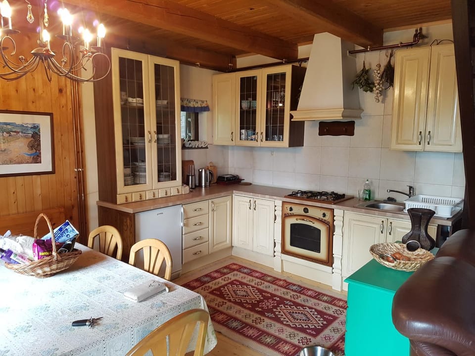 Kitchen or kitchenette, Dining area, pet friendly, stove