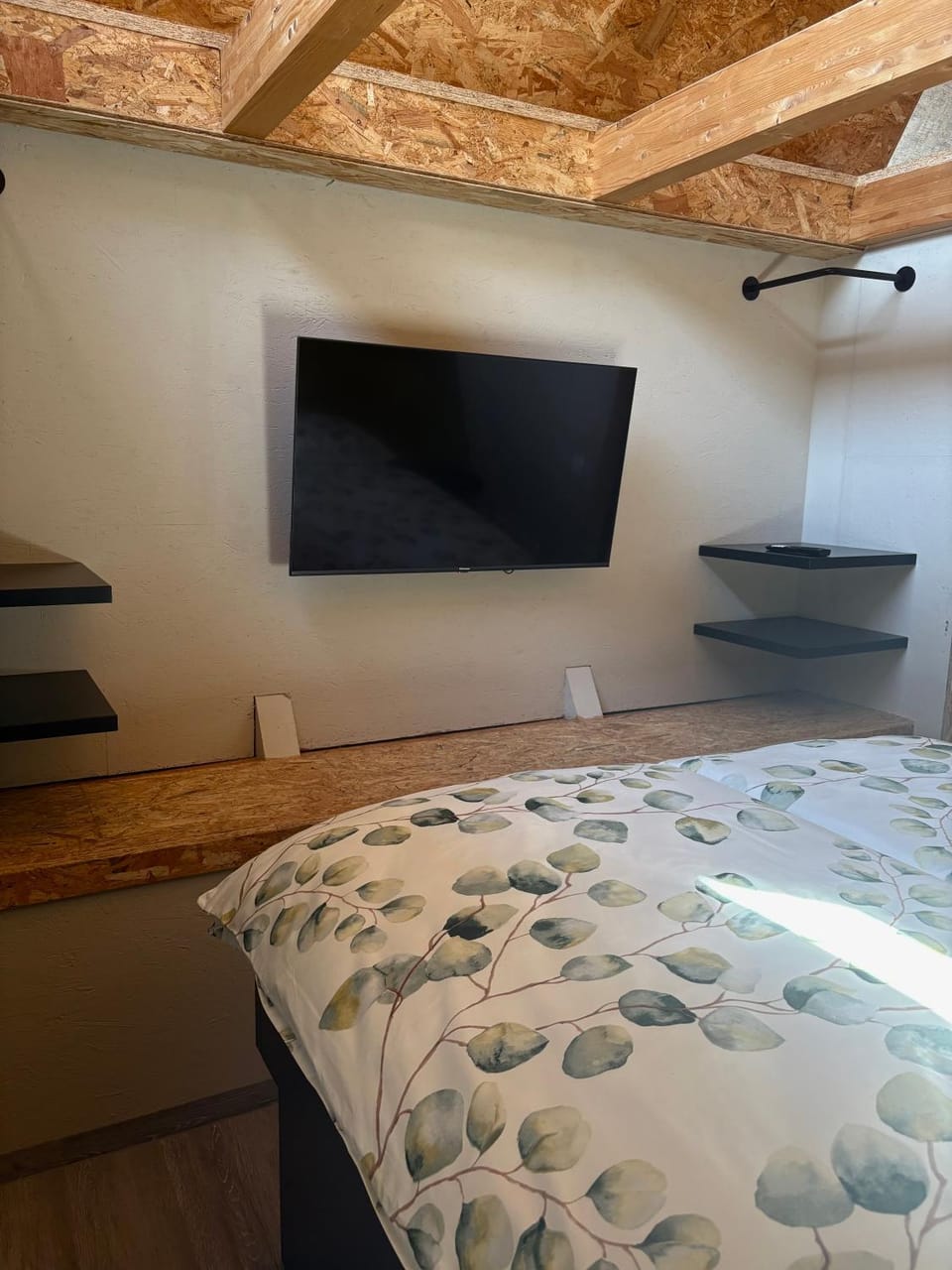 Bed, TV and multimedia, Photo of the whole room, Bedroom