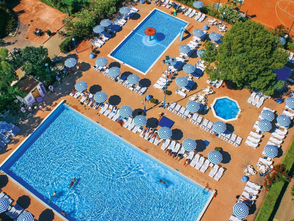 Bird's eye view, Pool view