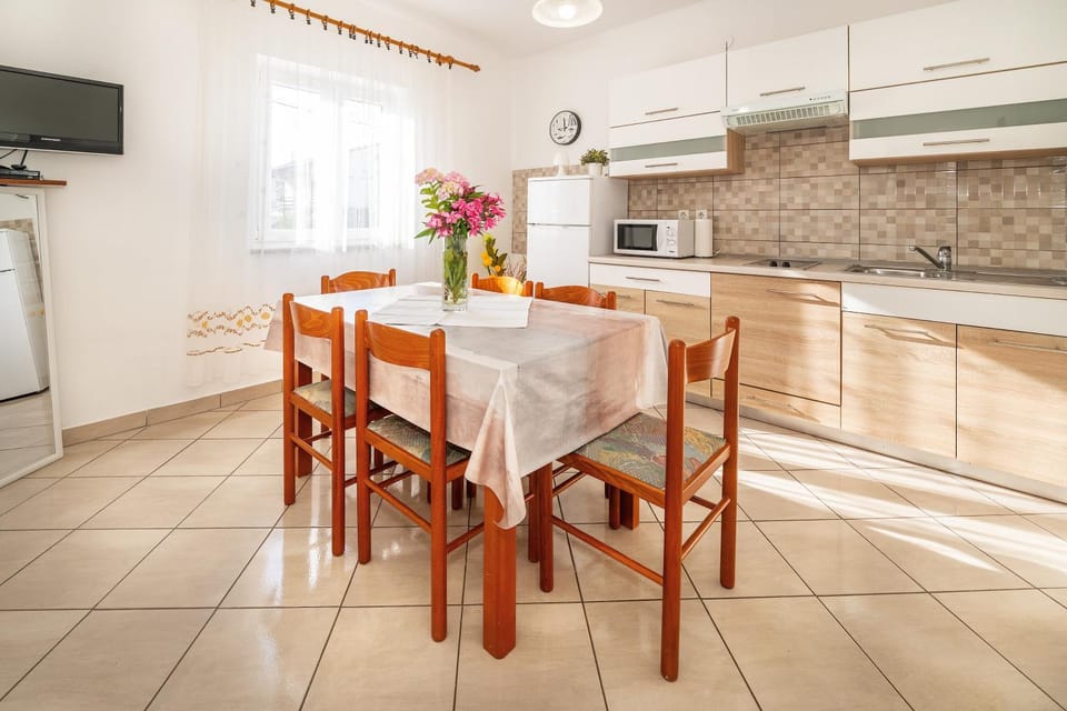 Dining area, kitchen