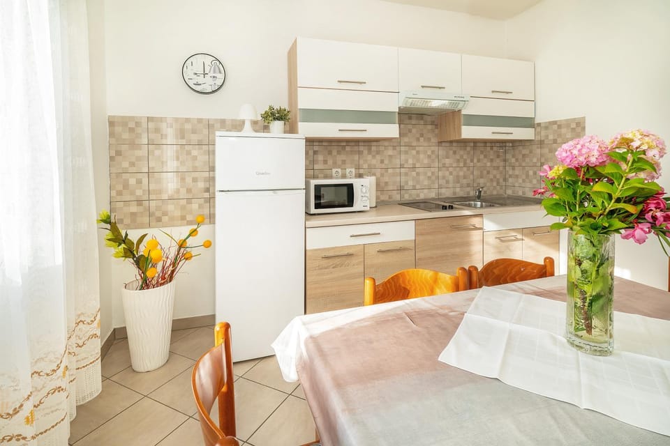Dining area, kitchen