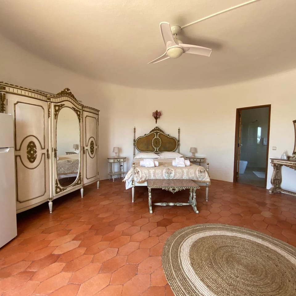 Bed, Photo of the whole room, Dining area, wardrobe
