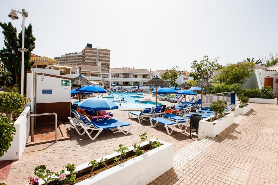Property building, Lounge or bar, Swimming pool