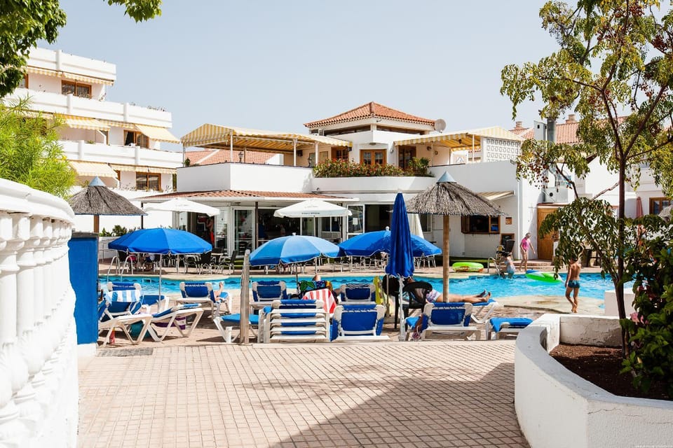 Staff, Restaurant/places to eat, Food close-up, Neighbourhood, Food, Area and facilities, Swimming pool, Swimming pool, Drinks, Alcoholic drinks, Non alcoholic drinks, Family