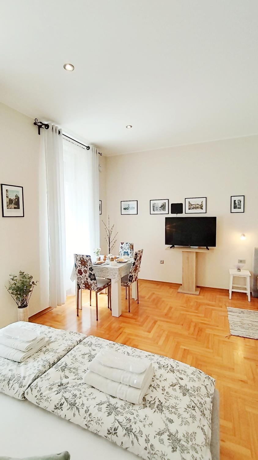 Lavender - City Room with free parking Bed and Breakfast in Pula