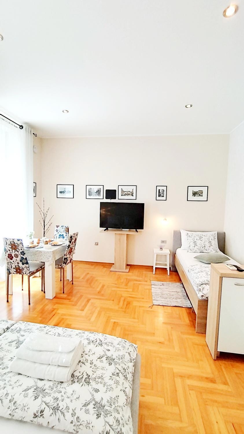 Lavender - City Room with free parking Bed and Breakfast in Pula