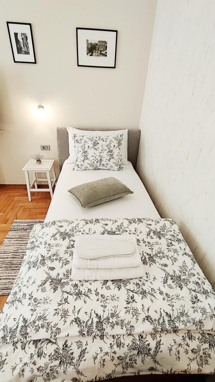 Lavender - City Room with free parking Bed and Breakfast in Pula