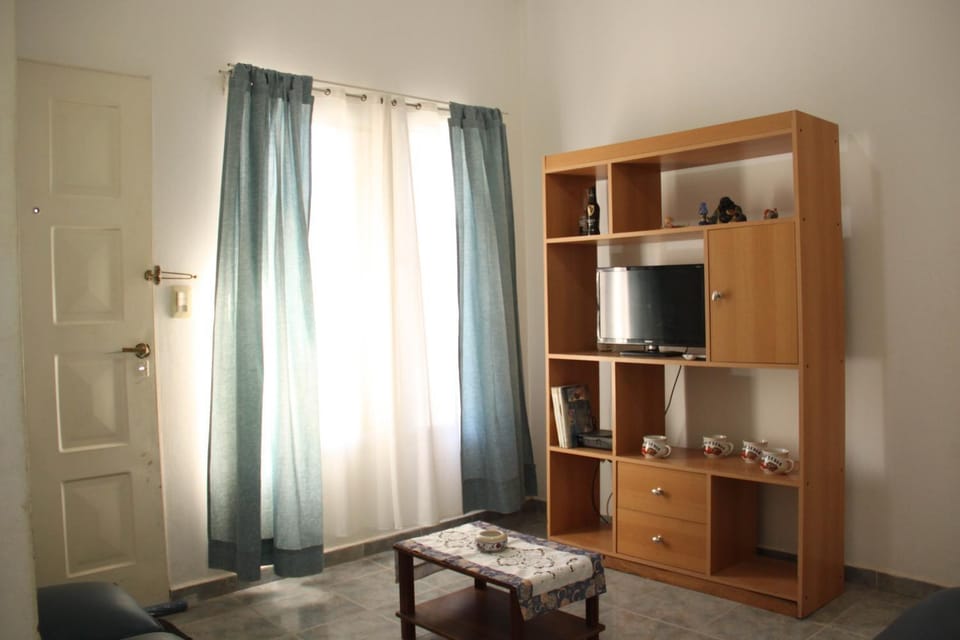 Library, TV and multimedia, Coffee/tea facilities, Living room, Seating area, Street view