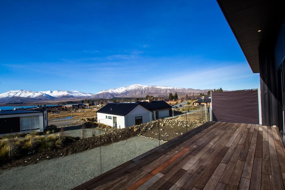 Property building, Day, Natural landscape, View (from property/room), Balcony/Terrace, Lake view, Mountain view