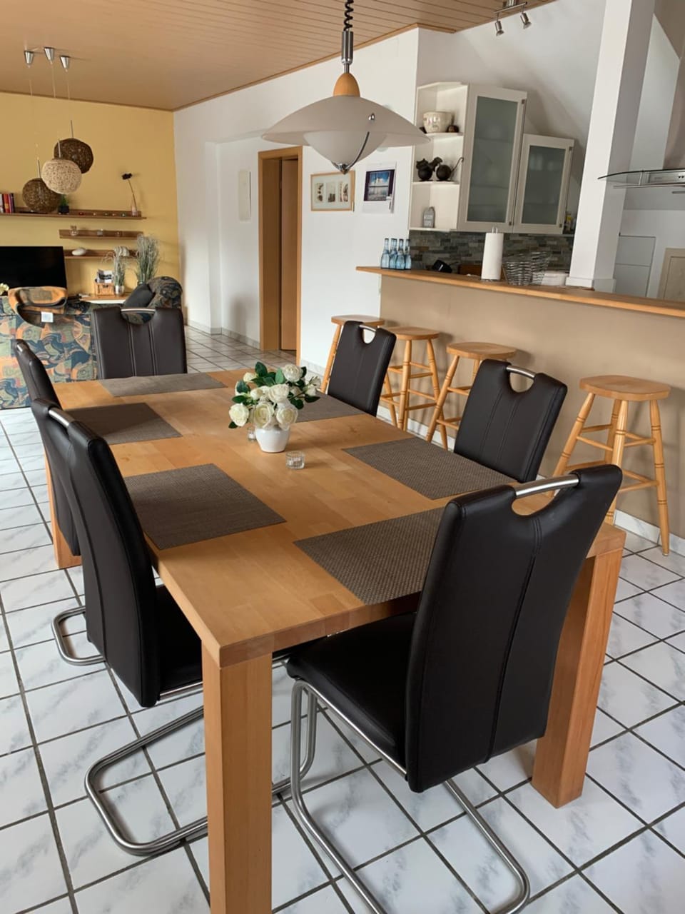 Kitchen or kitchenette, Photo of the whole room, Decorative detail, Dining area