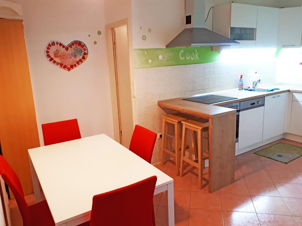Coffee/tea facilities, Kitchen or kitchenette, Dining area