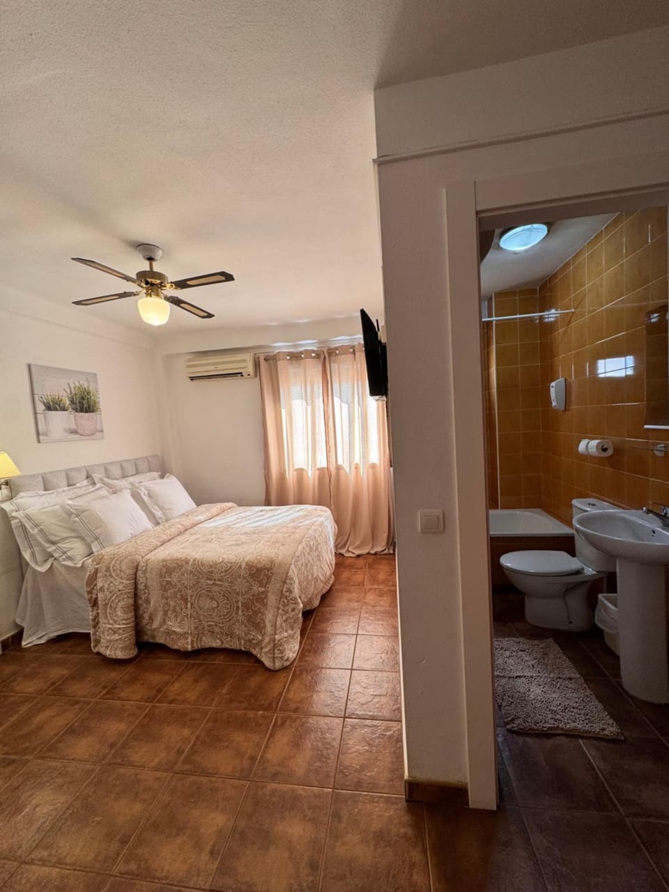 Toilet, Bed, Bathroom, TV and multimedia, Photo of the whole room, Bedroom, Bath, internet, internet, internet, towels, air conditioner