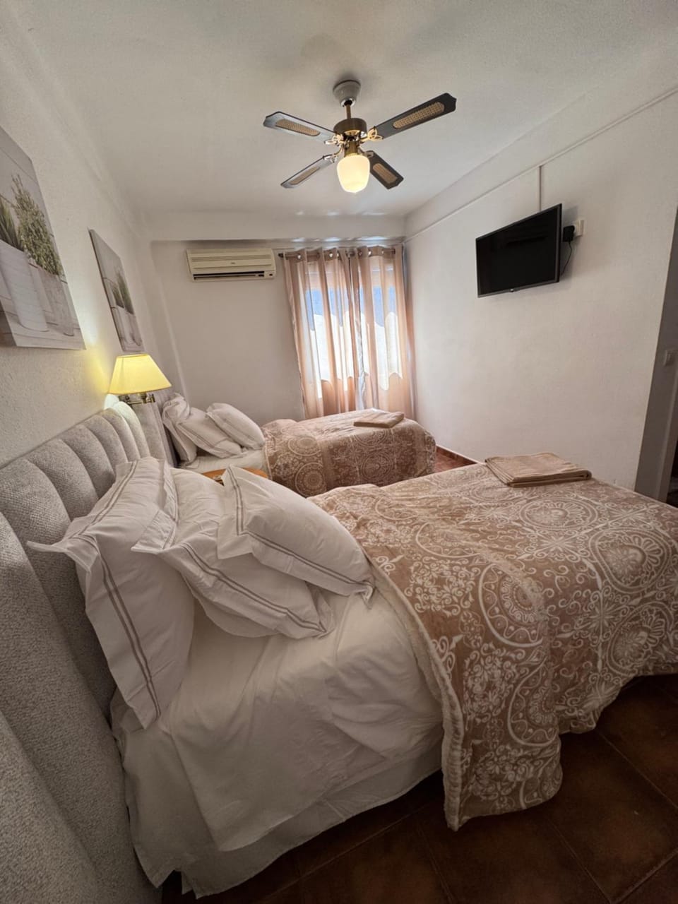 Bed, TV and multimedia, Photo of the whole room, Bedroom, towels, air conditioner