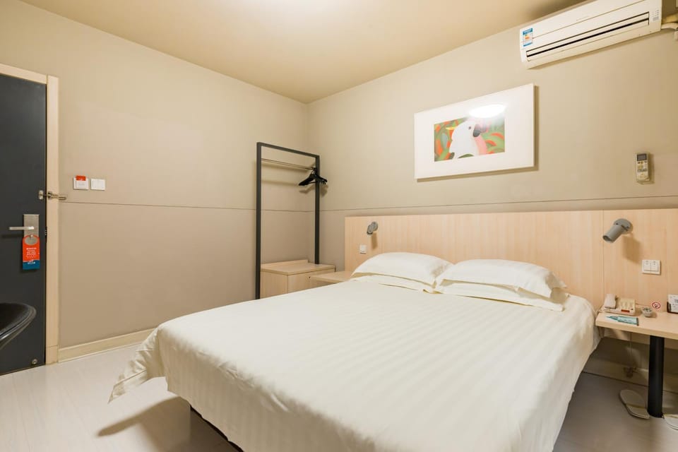 Bed, Bedroom, towels, air conditioner
