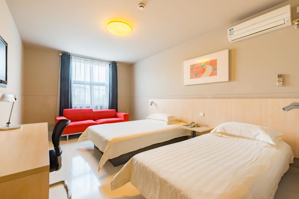 Bed, TV and multimedia, air conditioner