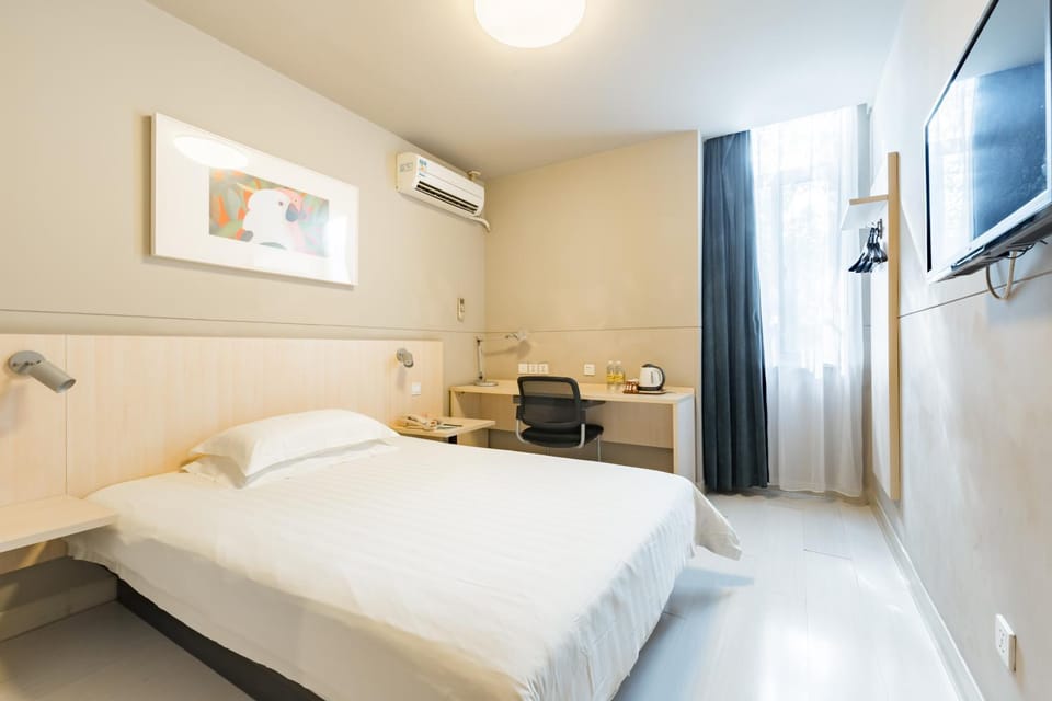 Bed, TV and multimedia, Bedroom, air conditioner