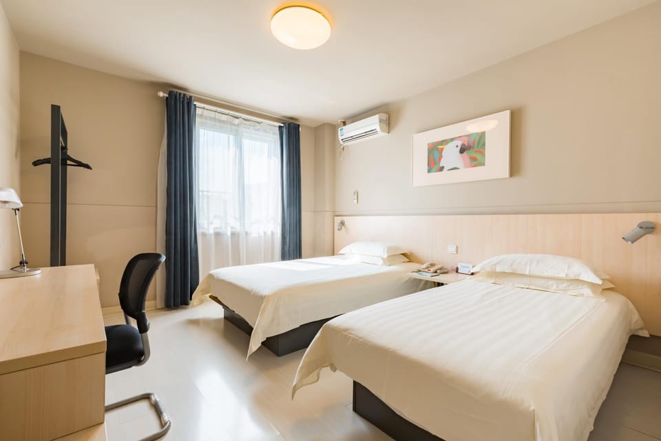 Bedroom, towels, air conditioner