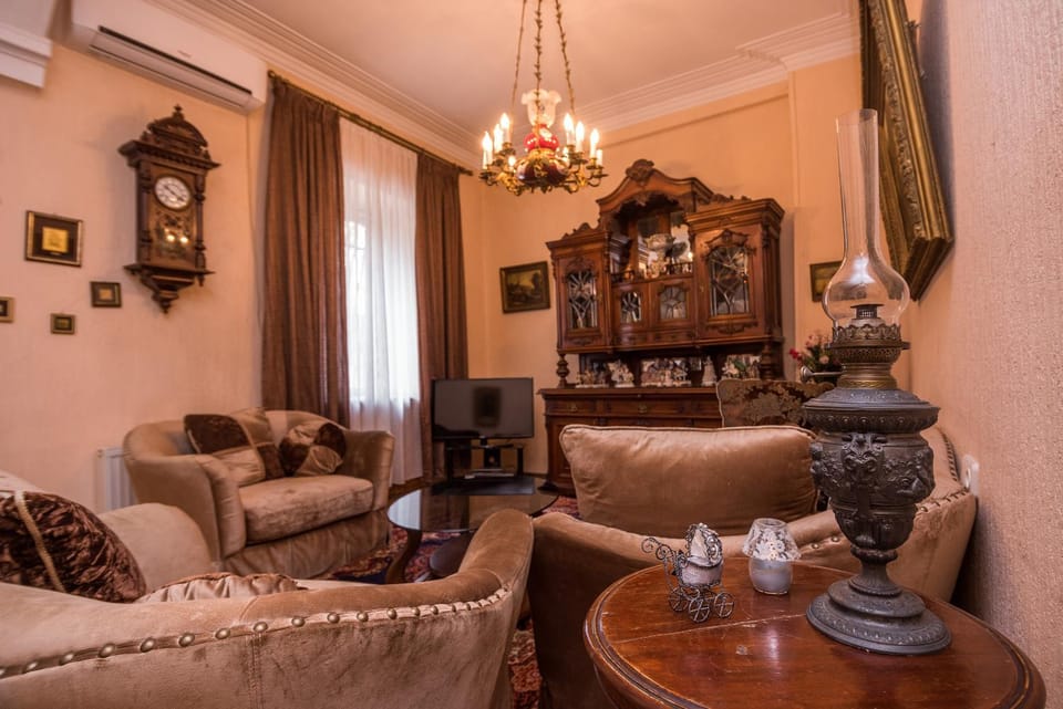 Living room, Seating area