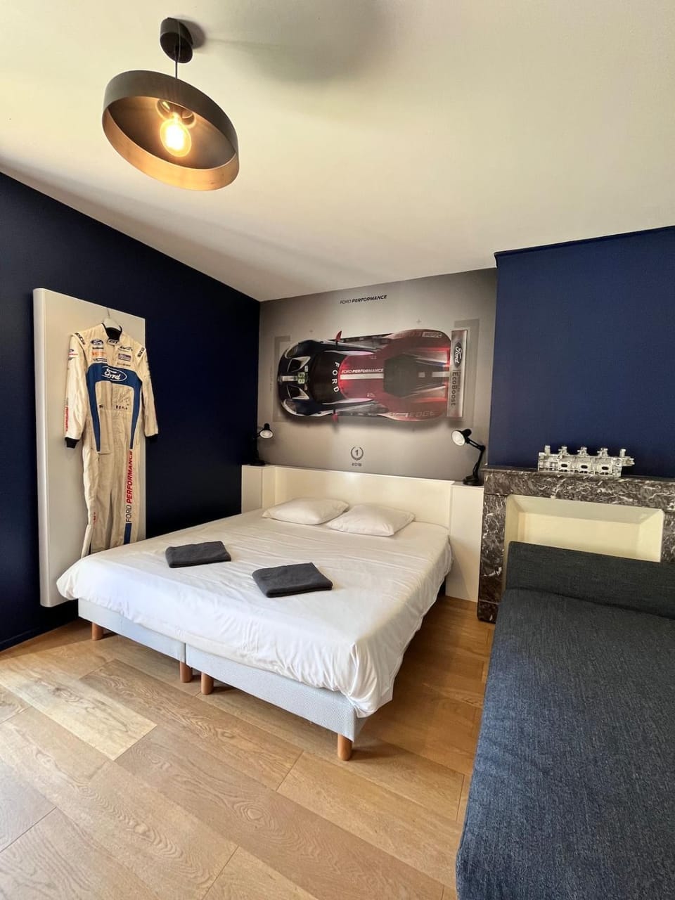 Bed, Photo of the whole room, Bedroom, towels