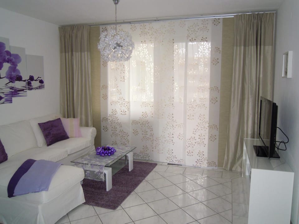 Photo of the whole room, Decorative detail, Text overlay
