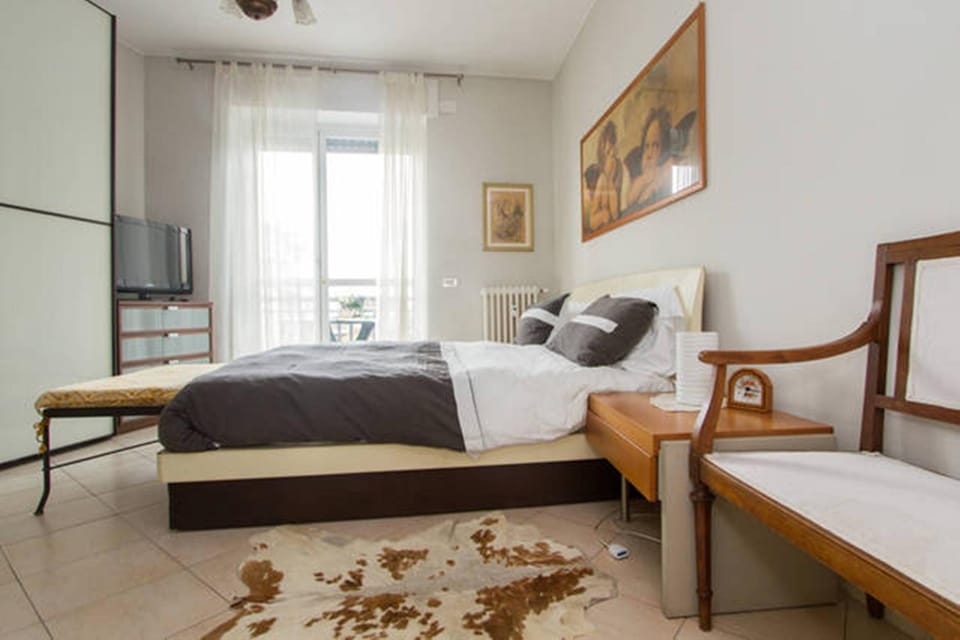 Photo of the whole room, Bedroom