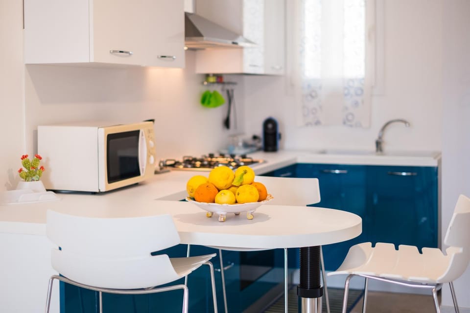 Kitchen or kitchenette, Dining area, Communal kitchen