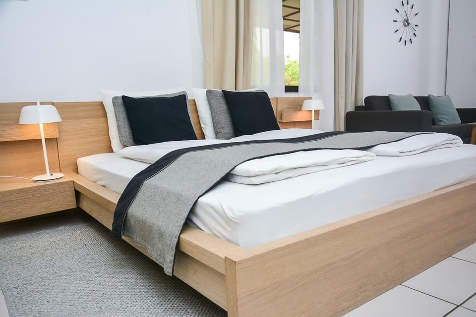 Shower, Toilet, Bed, TV and multimedia, Living room, Bedroom, On site, Garden view