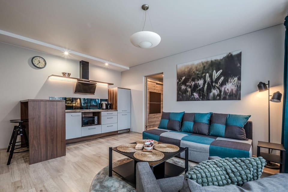 Coffee/tea facilities, Kitchen or kitchenette, Living room, microwave, stove