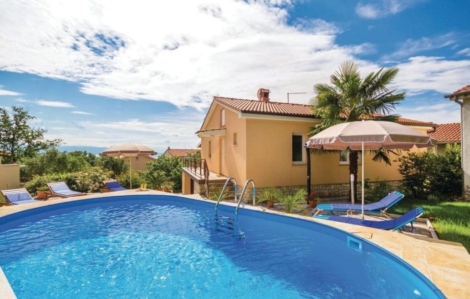 Property building, Garden, Swimming pool, Swimming pool