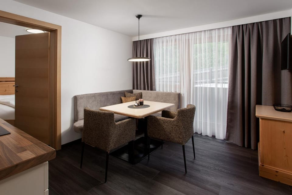 Seating area, Dining area