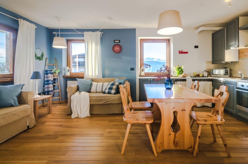 Kitchen or kitchenette, Living room, Seating area, Dining area, Breakfast