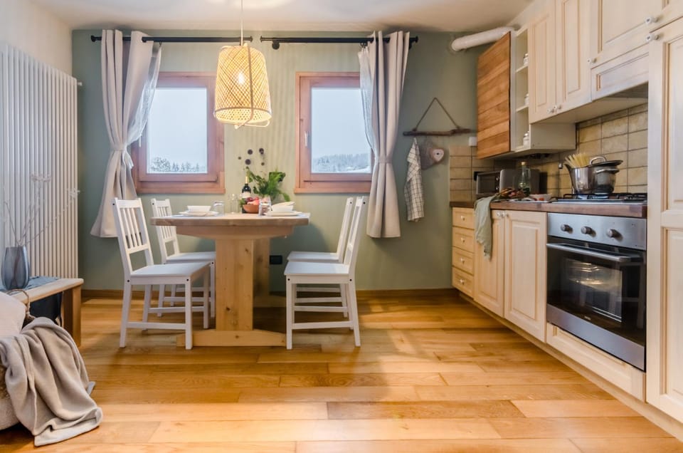 Kitchen or kitchenette, Dining area, Breakfast, stove