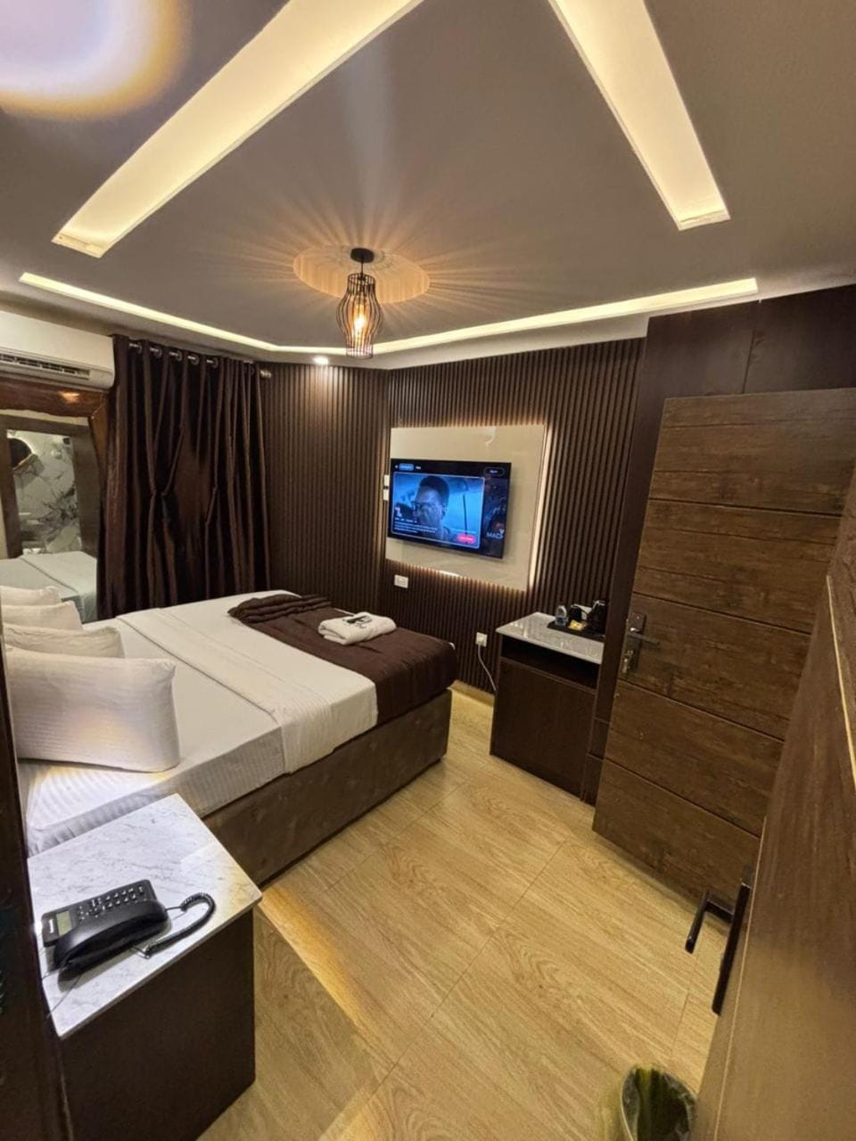 Bed, TV and multimedia, Seating area, Bedroom