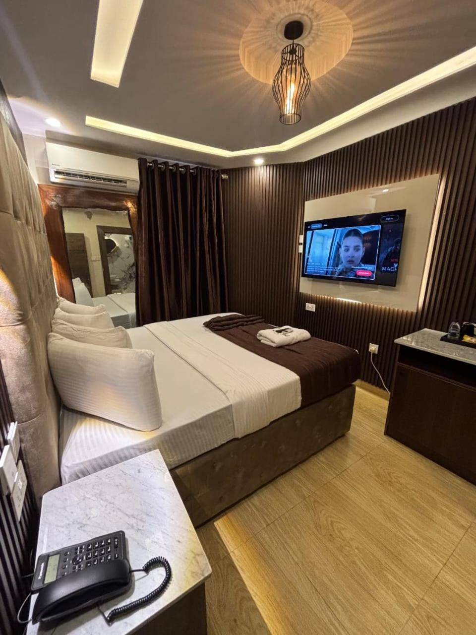 Bed, TV and multimedia, Photo of the whole room, Seating area, Bedroom