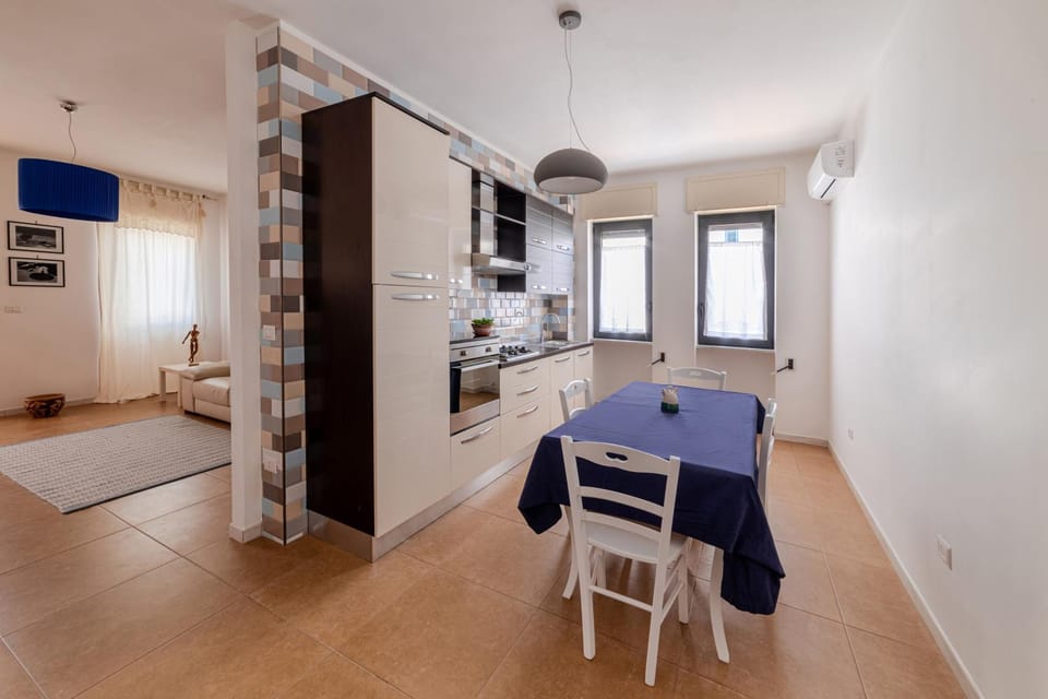 Kitchen or kitchenette, Dining area, oven, stove