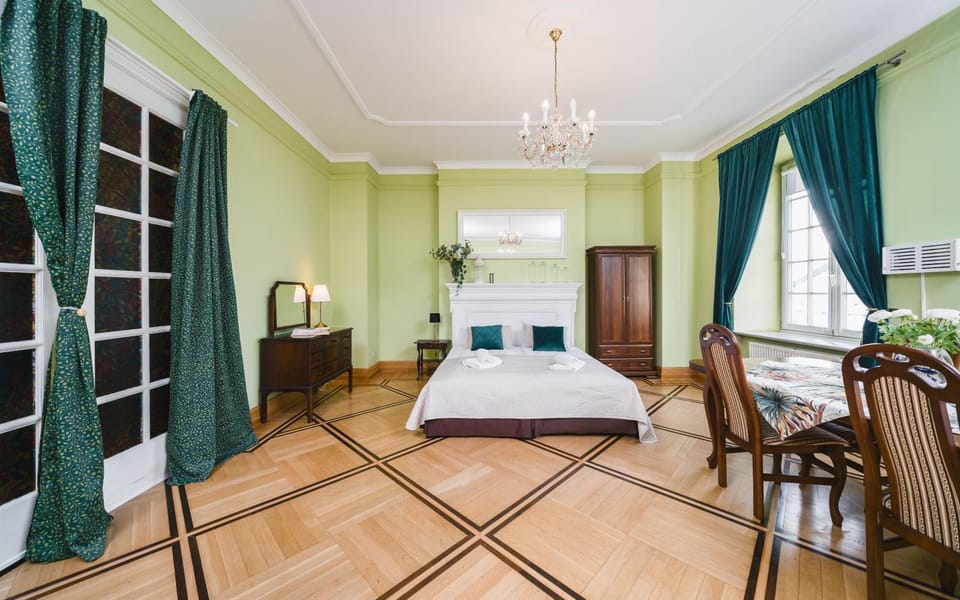 Bed, Dining area, wardrobe