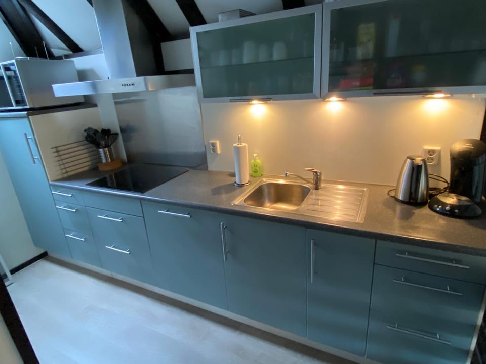 Coffee/tea facilities, Kitchen or kitchenette, stove, kitchen