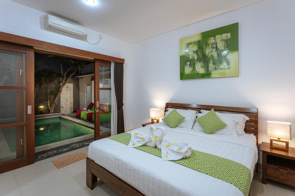 Bed, Bedroom, Swimming pool