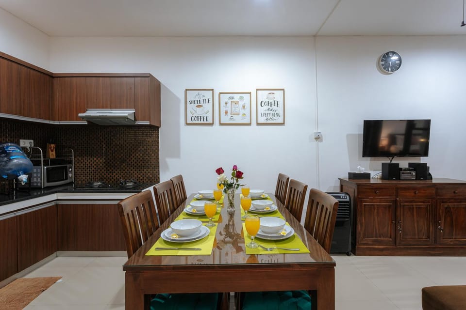TV and multimedia, Kitchen or kitchenette, Living room, Food and drinks, Seating area, Dining area, Food