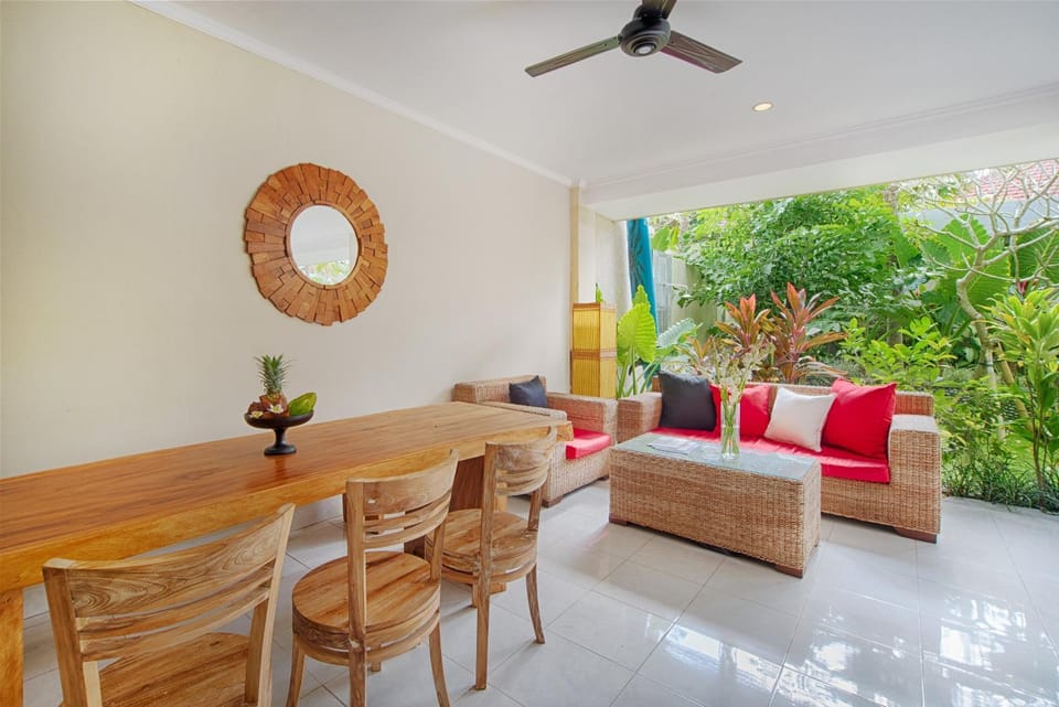 Restaurant/places to eat, Lounge or bar